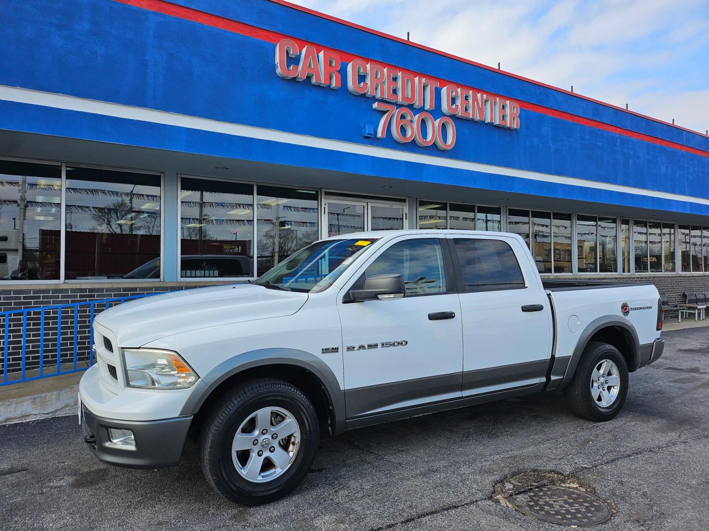 2011 WHITE Dodge Ram 1500 SLT Crew Cab 2WD (1D7RB1CT1BS) with an 5.7L V8 OHV 16V engine, 5-Speed Automatic transmission, located at 7600 S Western Ave., Chicago, IL, 60620, (773) 918-3980, 0.000000, 0.000000 - Photo#1